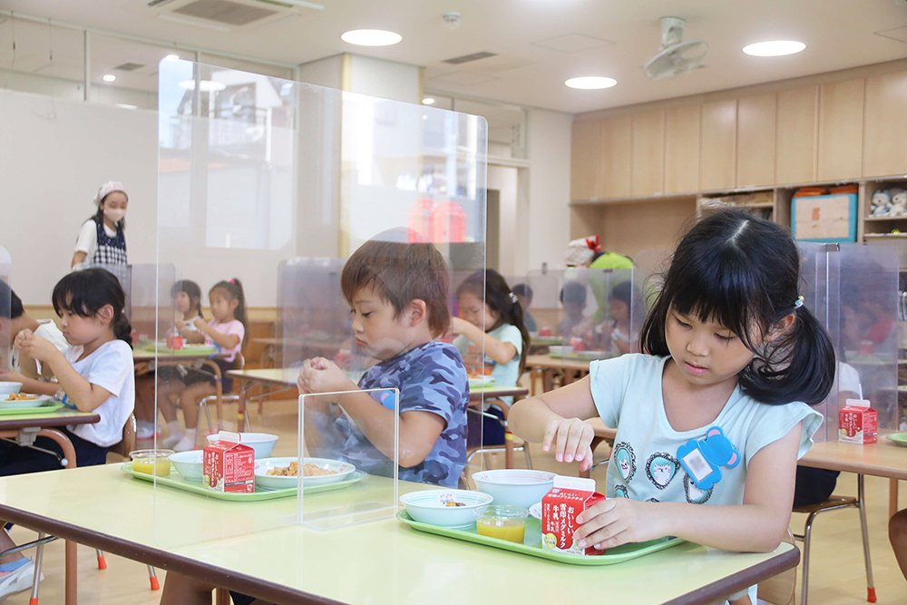 給食を食べる子どもたち